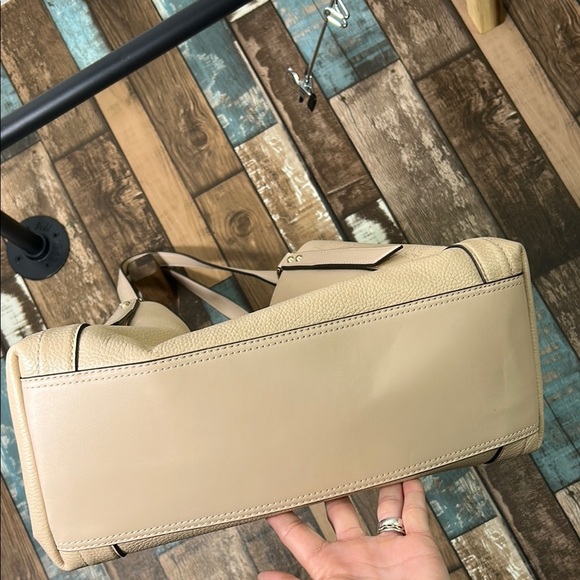 Michael Kors Cream Shoulder tote 👜 Bag - Picture 4 of 16
